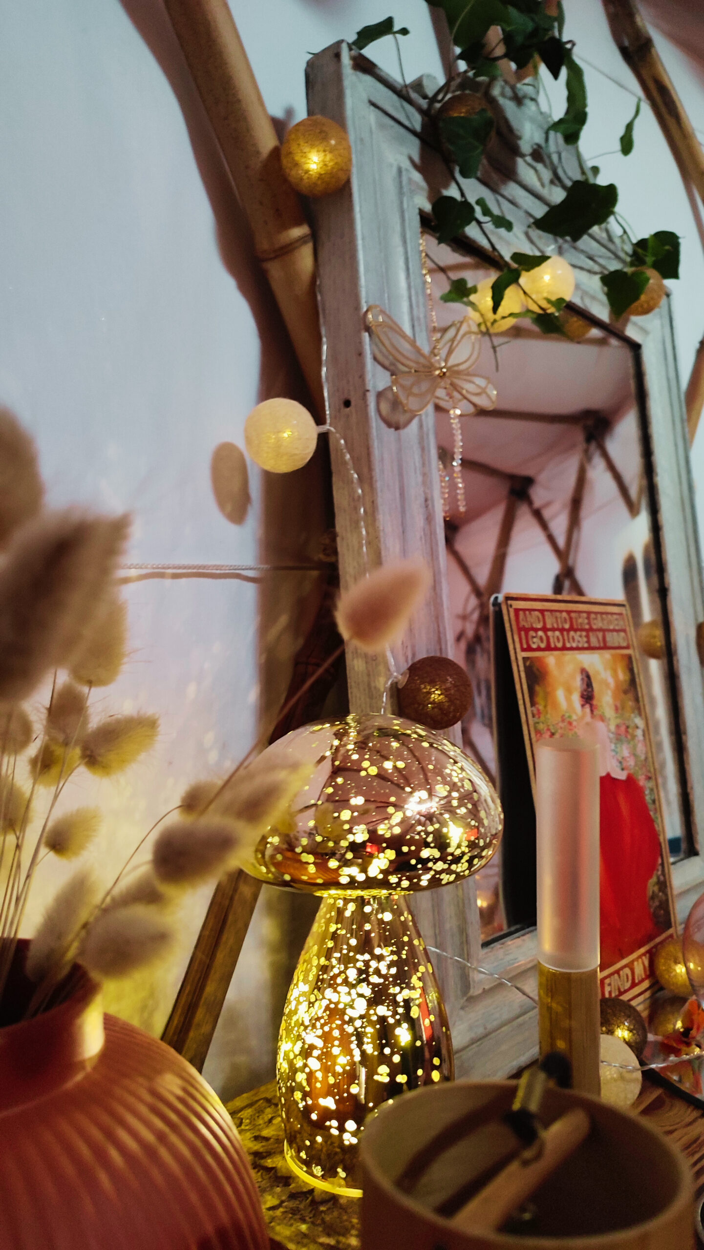 Miroir à l’intérieur de la yourte Regard Sur Soi à Commequiers.