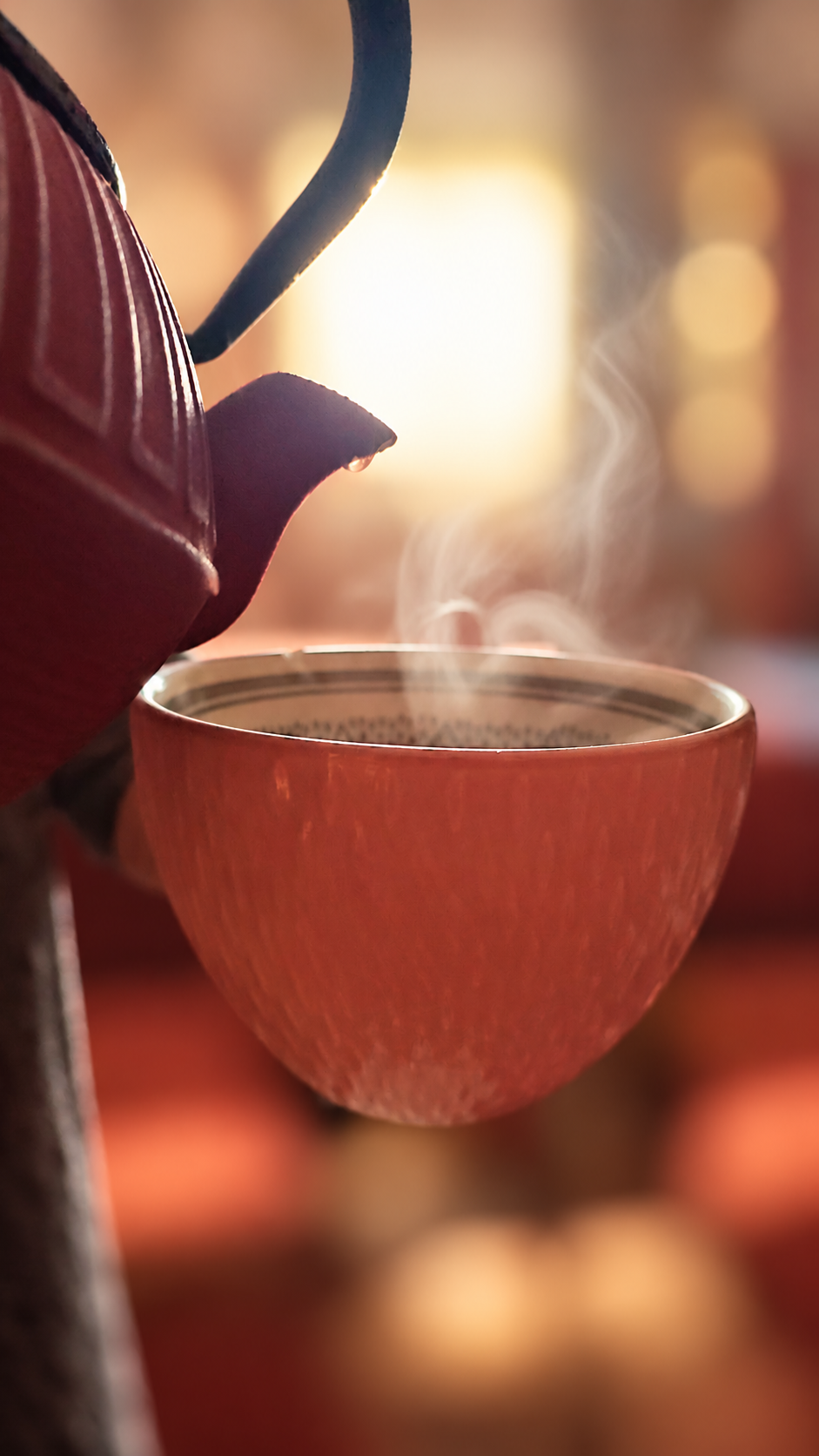 Tasse chaude et théière dans une ambiance de détente après un massage intuitif